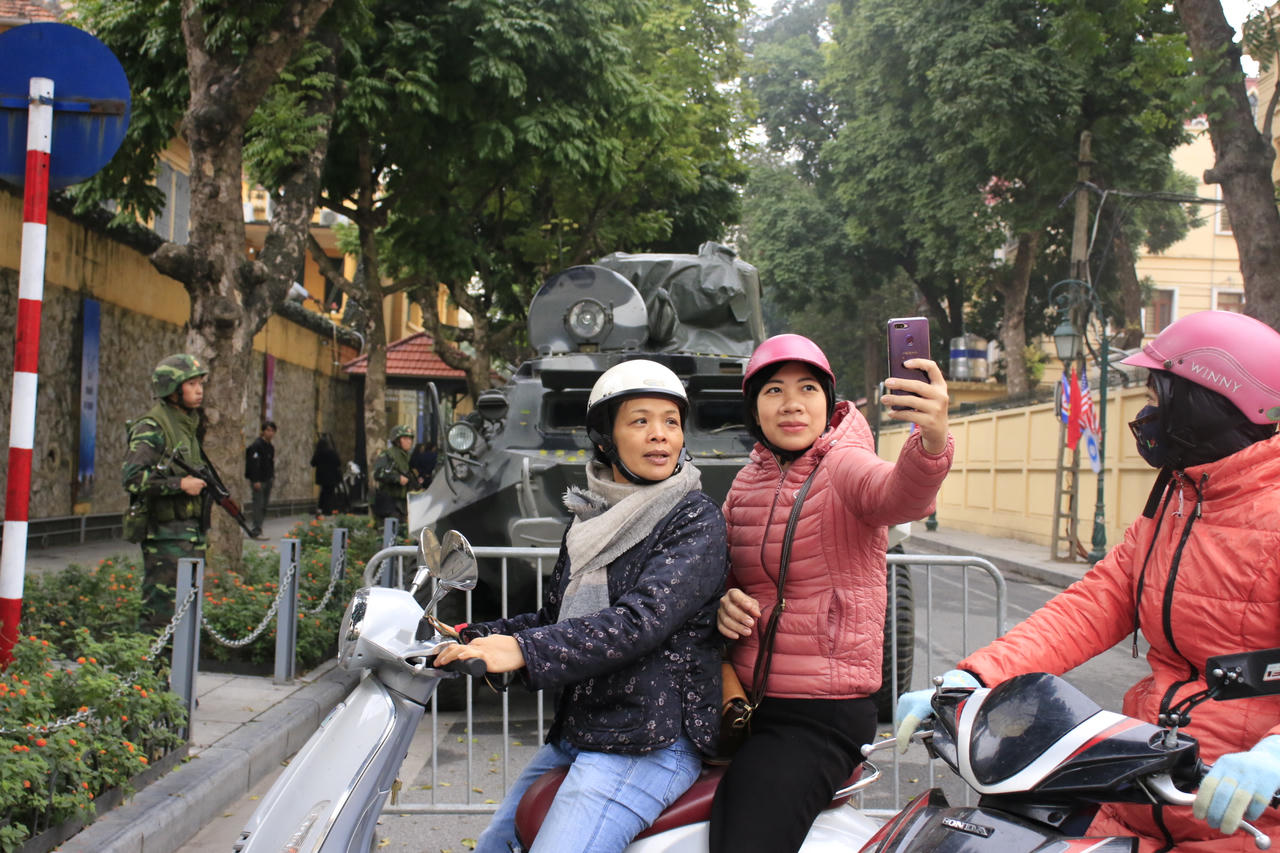 Hình ảnh lay động lòng du khách của người Việt dịp Thượng đỉnh Triều - Mỹ